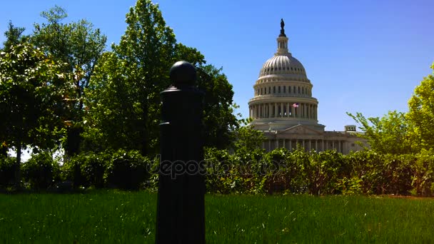 WASHINGTON, DC, USA - Circa 2017: Il Campidoglio degli Stati Uniti, spesso chiamato Campidoglio, è la sede del Congresso degli Stati Uniti, e la sede del ramo legislativo del governo federale degli Stati Uniti
. - Filmati, video