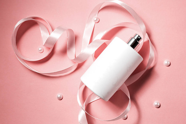 Botella de perfume moderno sobre fondo rosa
 - Foto, imagen
