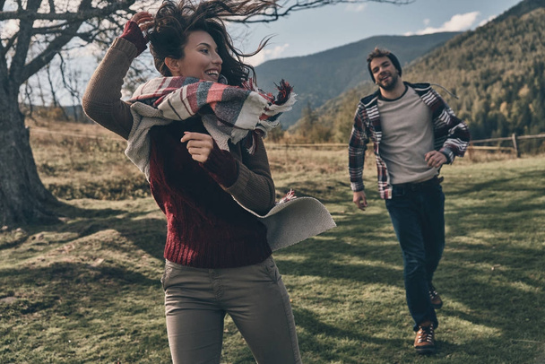 pareja corriendo al aire libre disfrutando del campo
 - Foto, Imagen
