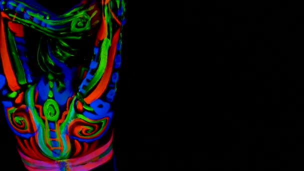 Красивая молодая сексуальная девушка в нижнем белье танцует с ультрафиолетовой краской на ее теле. Девушка с неоновым телом в цветном свете
. - Кадры, видео
