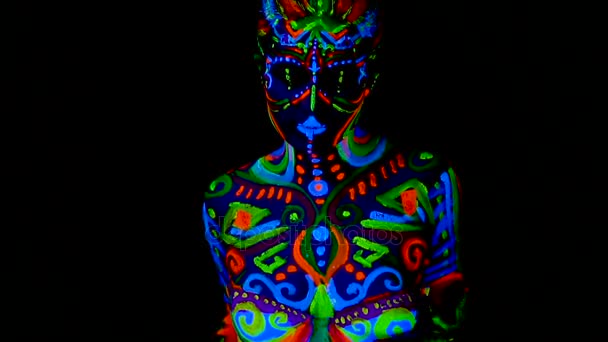 Belle jeune fille sexy en lingerie dansant avec de la peinture ultraviolette sur son corps. Fille avec bodyart néon dans la lumière de couleur
. - Séquence, vidéo