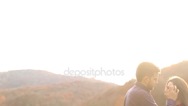 Una coppia amorevole passeggia in autunno nel parco. Una storia d'amore in una soleggiata giornata autunnale
. - Filmati, video