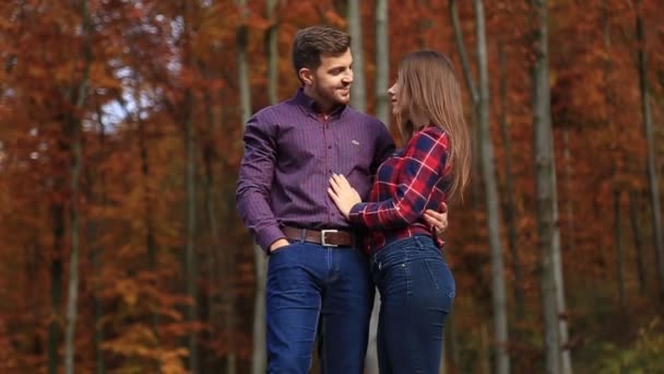 Egy szerető pár sétál az ősz a parkban. Egy szerelmi történet egy napsütéses őszi napon. - Felvétel, videó