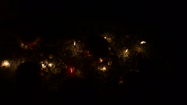 рождественские огни на черном фоне. - Кадры, видео