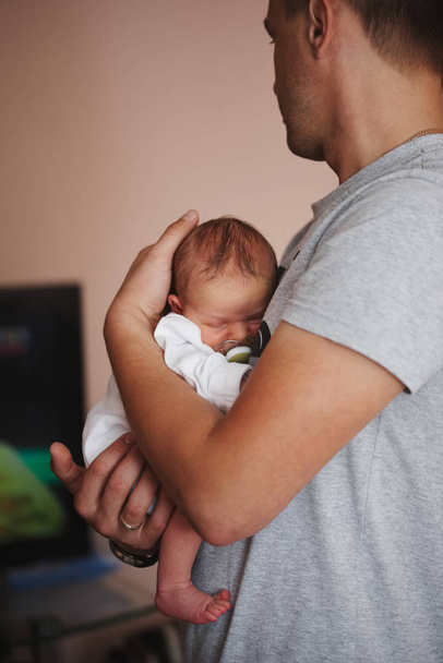 happy father holds newborn son - Foto, Bild