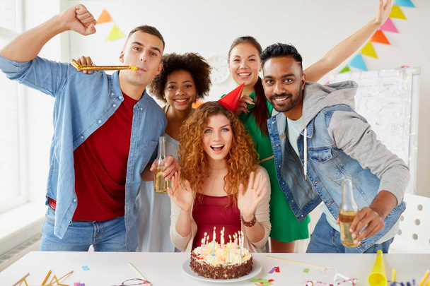 ευτυχείς συνεργάτες με τούρτα στο πάρτι γενεθλίων του office - Φωτογραφία, εικόνα