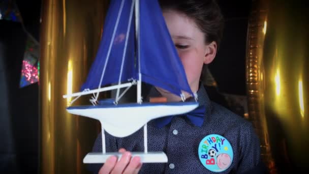 4k Party 10 Urodziny Boy gry z jego zabawka łódź - Materiał filmowy, wideo