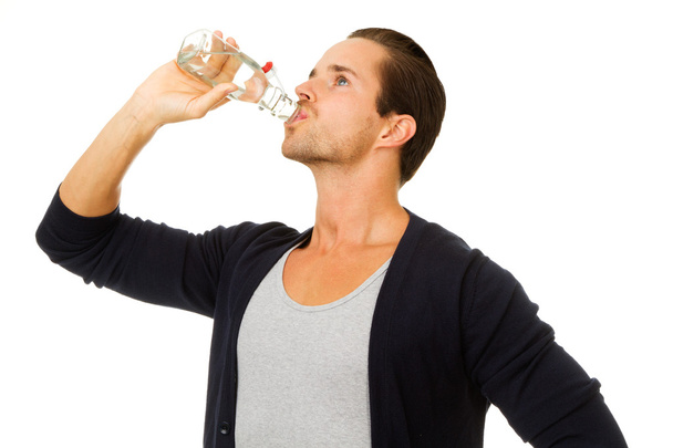 Mann trinkt Wasser aus Flasche im Profil - Foto, Bild