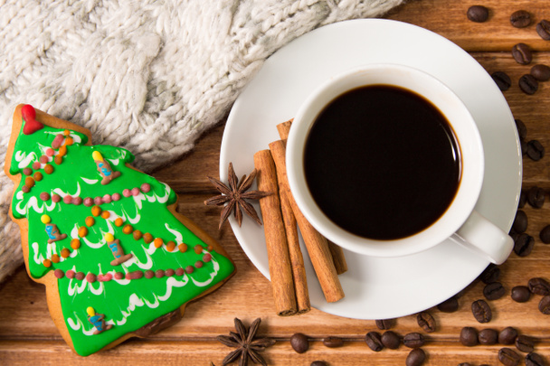 Copa blanca con café y pan de jengibre de Navidad. Comida de Navidad
 - Foto, Imagen