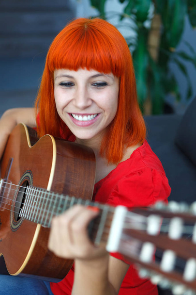  donna che suona la chitarra - Foto, immagini