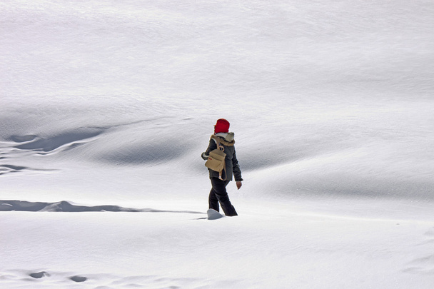 kobieta chodząca w śniegu - Zdjęcie, obraz