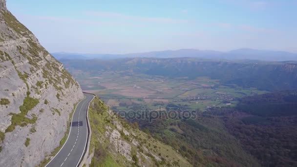 Estrada através de Delika Canyon com rio Nervion, Alava, Espanha
 - Filmagem, Vídeo