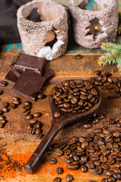 Tmavě pražená čistá arabica zrnková a mletá káva v staré lžíce na dřevěný stůl, kopie prostor - Fotografie, Obrázek