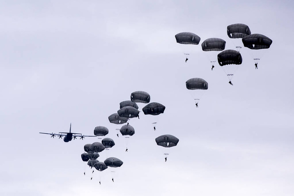 viele Fallschirmspringer am Himmel - Foto, Bild