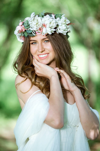 Brunette bride in fashion white wedding dress with makeup - Foto, immagini