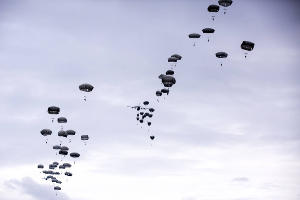 багато парашутистів у небі
 - Фото, зображення