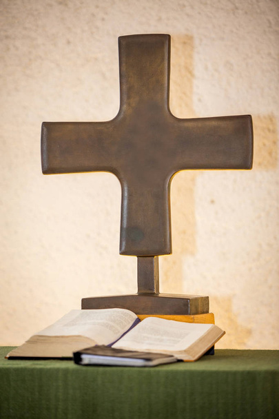 Kříž se stojanem Bible na béžové pozadí. - Fotografie, Obrázek