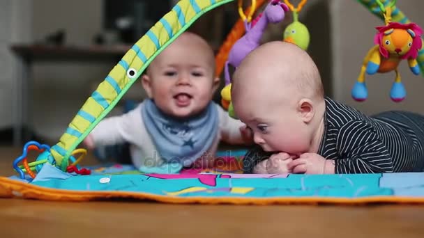 Säuglinge liegen im Schlafzimmer - Filmmaterial, Video