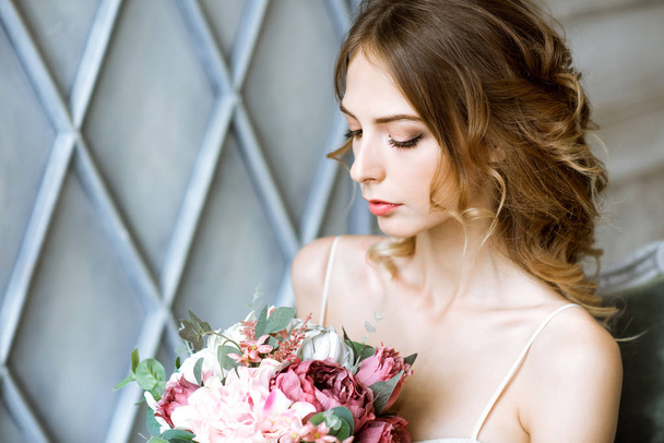 Closeup brunette bride with fashion wedding hairstyle and makeup - Φωτογραφία, εικόνα