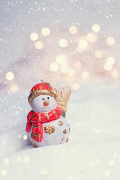 かわいい小さな雪だるま。クリスマス背景 - 写真・画像