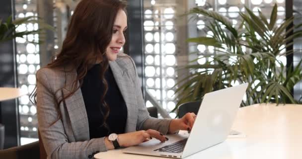 Businesswoman in office with laptop computer - Video, Çekim