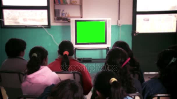 Παρακολούθηση τηλεόρασης στη σχολική τάξη  - Πλάνα, βίντεο