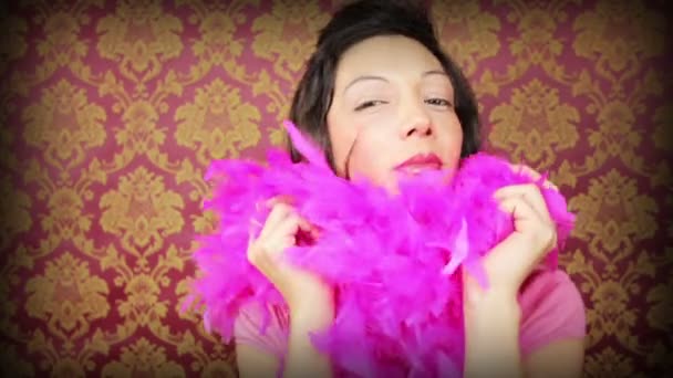 Une femme super sexy danse et taquine avec un boa rose vif
 - Séquence, vidéo