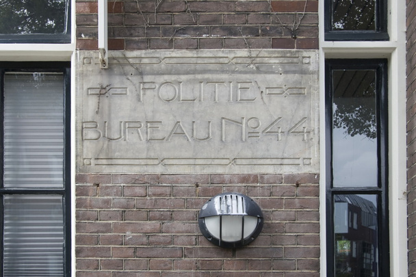 pieter aertszstraat アムステルダムの警察駅にて - 写真・画像