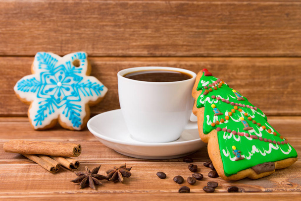 Copa blanca con café y pan de jengibre de Navidad. Comida de Navidad
 - Foto, Imagen