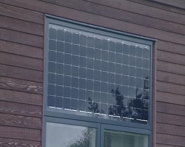 grüne Energie. Sonnenkollektoren für Eigenheime. - Filmmaterial, Video