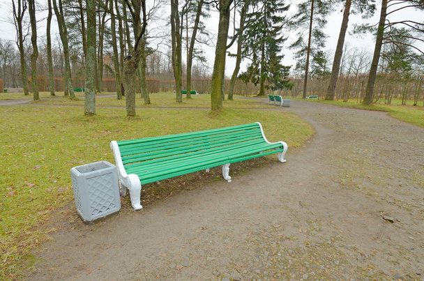 dřevěná lavička v parku. - Fotografie, Obrázek