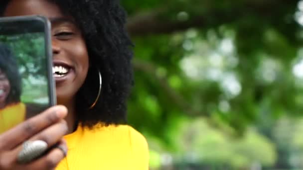 Νεαρή μαύρη γυναίκα να βγάζει μια Selfie - Πλάνα, βίντεο