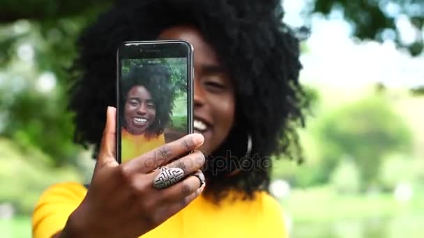 Νεαρή μαύρη γυναίκα να βγάζει μια Selfie - Πλάνα, βίντεο