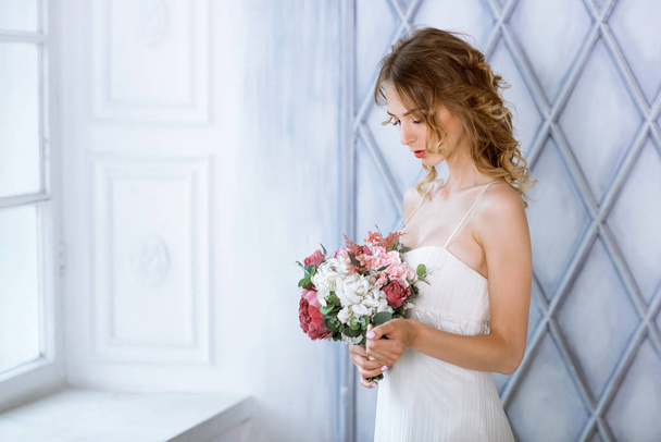 Brunette noiva na moda vestido de noiva branco com maquiagem
 - Foto, Imagem