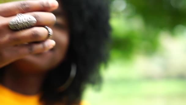 jovem preto mulher tomando um selfie
 - Filmagem, Vídeo