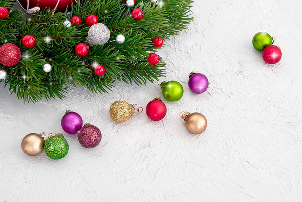 Kerstmis achtergrond. Spar kerstboom met decoratie. Kopiëren van ruimte - Foto, afbeelding