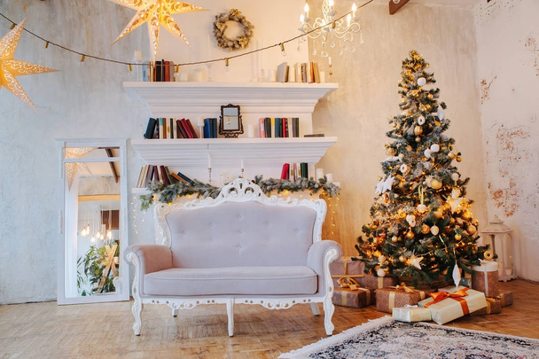 Interior de belo quarto com decorações de Natal
 - Foto, Imagem
