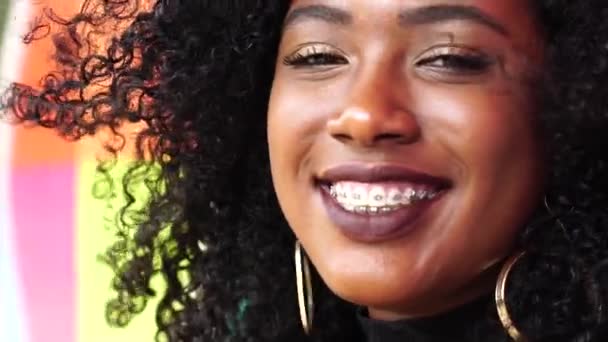 Πορτρέτο της όμορφης γυναίκας χαμογελώντας - Πλάνα, βίντεο