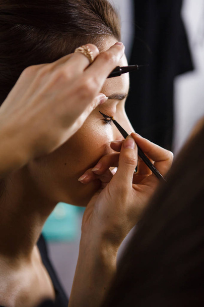 makeup artist applying eyes makeup - Foto, imagen
