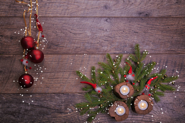 Vintage karácsony vagy újév összetétele a karácsonyfa, a fából készült gyertyák és a törpék. Rusztikus stílusban - Fotó, kép