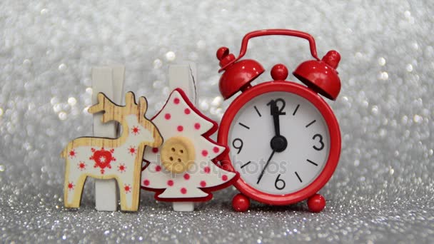 timelaps, piros este watch számít másodperccel éjfél, karácsonyi és újévi dekoráció a karácsonyfa és a rénszarvas, boldog új évet - Felvétel, videó