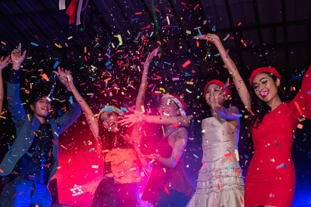 Los adolescentes están celebrando en la fiesta nocturna
. - Foto, imagen
