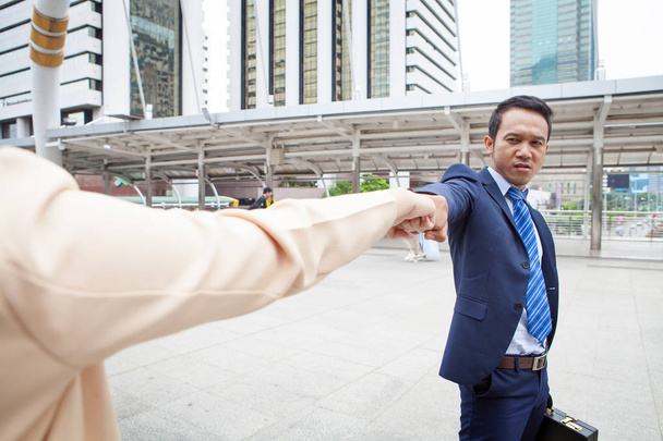 Крупный план молодого бизнесмена и бизнесвумен, сжимающего кулак бу
 - Фото, изображение