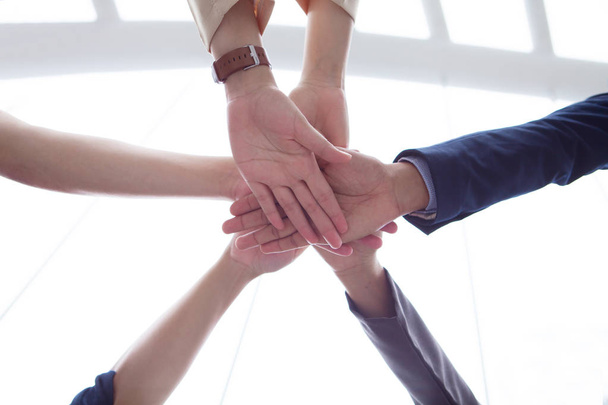 La gente del trabajo en equipo toca las manos para que el grupo de unidad suceda el negocio
. - Foto, imagen