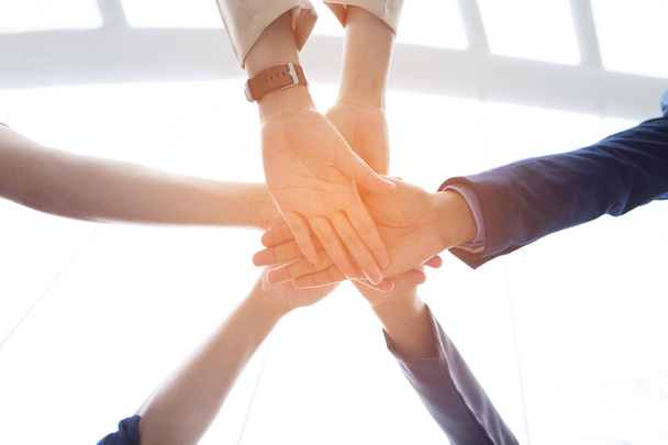 Командна робота людей торкаються рук для групи єдності, щоб піддатися бізнесу
. - Фото, зображення