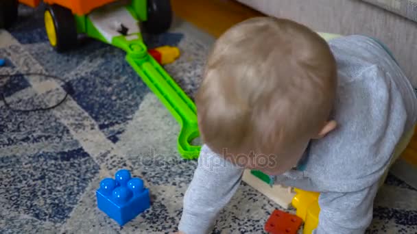 chłopiec dziecko odgrywa w pokoju - Materiał filmowy, wideo