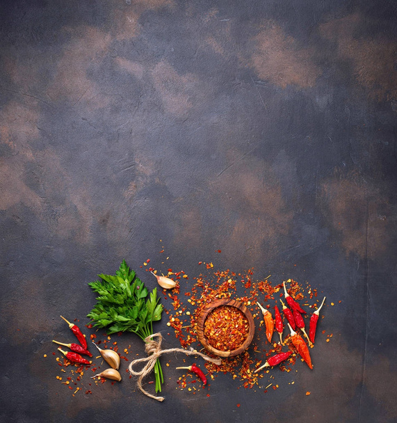 Pimentos vermelhos, alho e salsa
 - Foto, Imagem