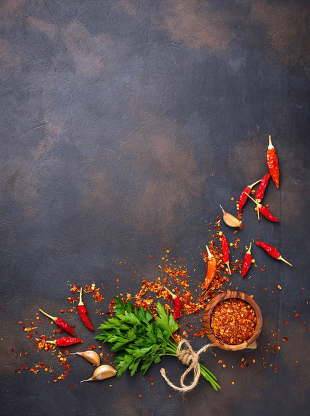 Κόκκινες πιπεριές τσίλι, σκόρδο και μαϊντανό - Φωτογραφία, εικόνα