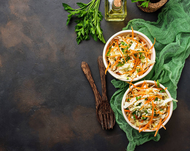 Salada com repolho chinês e cenoura
 - Foto, Imagem