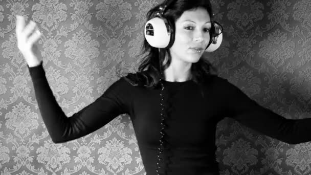 parar o movimento de uma dança sexy mulher com fones de ouvido brancos retrô - Filmagem, Vídeo